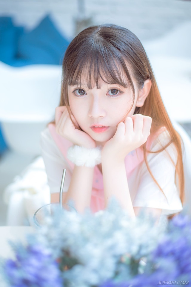 “好，那就烦请张将军随同军师庞统出征江州，助他平定益州。”吕征肃容道。